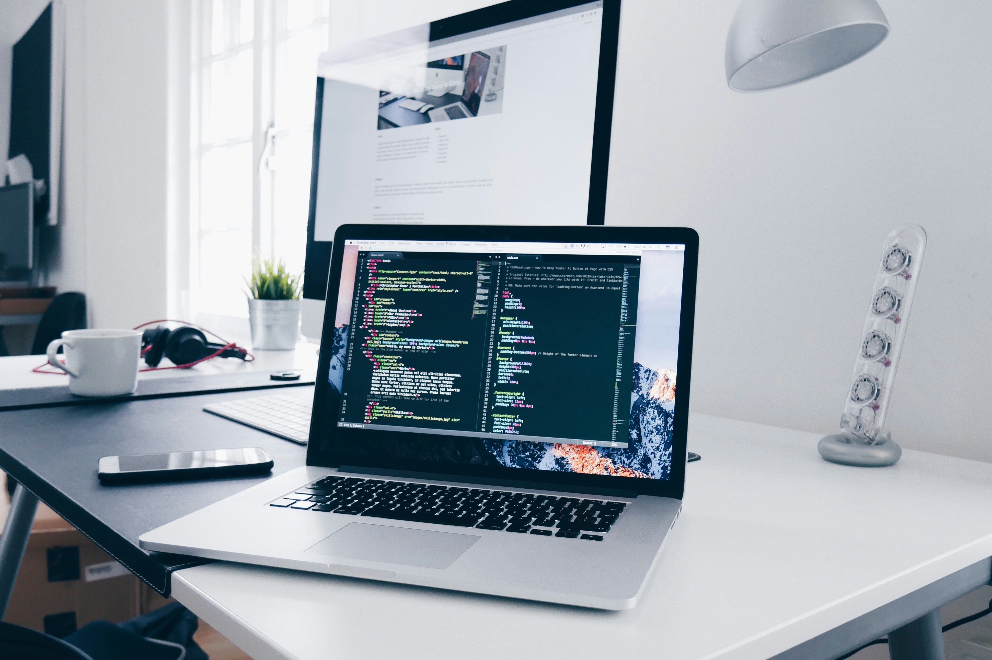 Bureau et ordinateur portable d'un consultant indépendant